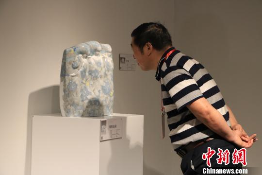 9月20日，第十三屆全國美術(shù)作品展覽陶藝作品展作品吸引觀者駐足觀賞?！±铐嵑?攝