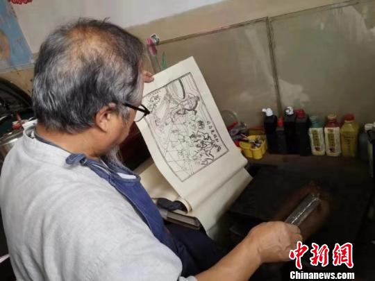 18歲那年，山西絳州木版年畫傳承人吳百鎖第一次接觸絳州木版年畫，便被它古樸的線條和厚重的色彩所吸引?！钆迮?攝