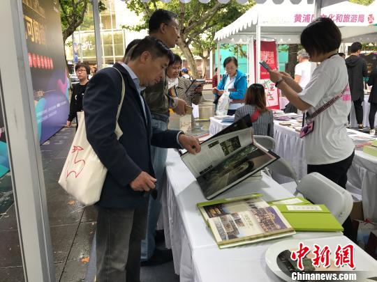 市集上展示了百余種與“建筑可閱讀”相關(guān)的文創(chuàng)產(chǎn)品?！≤窡?攝