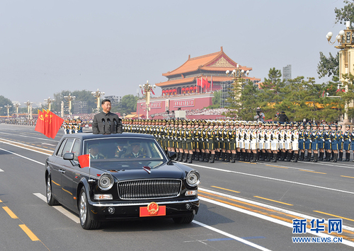 10月1日，慶祝中華人民共和國(guó)成立70周年大會(huì)在北京天安門廣場(chǎng)隆重舉行。這是中共中央總書記、國(guó)家主席、中央軍委主席習(xí)近平檢閱受閱部隊(duì)。 新華社記者 李濤 攝