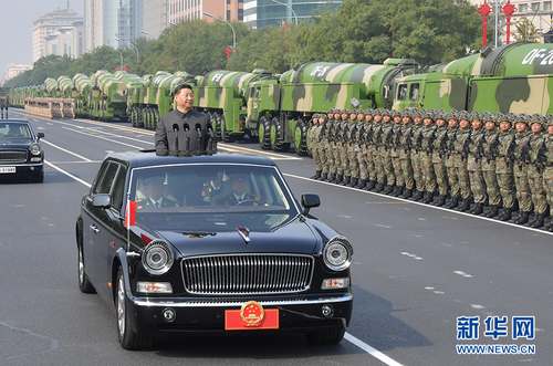 10月1日，慶祝中華人民共和國(guó)成立70周年大會(huì)在北京天安門廣場(chǎng)隆重舉行。這是中共中央總書記、國(guó)家主席、中央軍委主席習(xí)近平檢閱受閱部隊(duì)。 新華社記者 李濤 攝