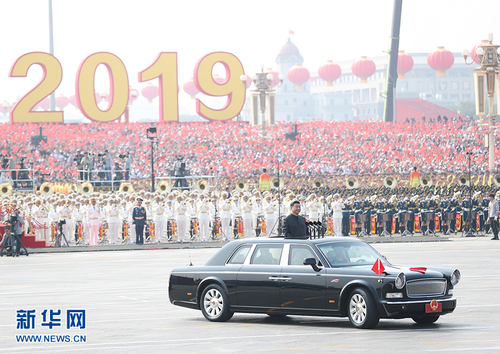 10月1日，慶祝中華人民共和國(guó)成立70周年大會(huì)在北京天安門廣場(chǎng)隆重舉行。這是中共中央總書記、國(guó)家主席、中央軍委主席習(xí)近平檢閱受閱部隊(duì)。 新華社記者 劉衛(wèi)兵 攝  jpg