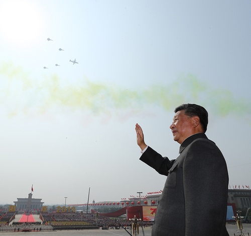 10月1日，慶祝中華人民共和國(guó)成立70周年大會(huì)在北京天安門廣場(chǎng)隆重舉行。中共中央總書記、國(guó)家主席、中央軍委主席習(xí)近平發(fā)表重要講話并檢閱受閱部隊(duì)。這是習(xí)近平在天安門城樓上。 新華社記者 鞠鵬 攝jpg