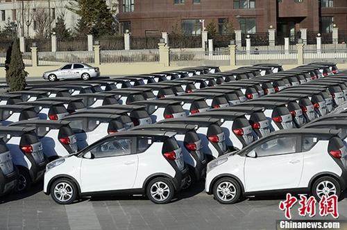 資料圖：集中停放的電動(dòng)汽車(chē)。
<a target='_blank' href='http://www.chinanews.com/'>中新社</a>記者 劉文華 攝