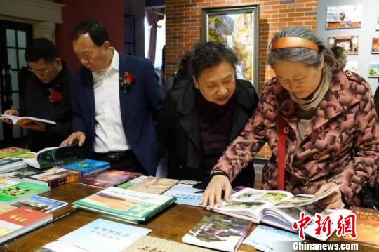 現(xiàn)場展出的朝鮮郵票、圖片、書籍作品。　張丹丹 攝