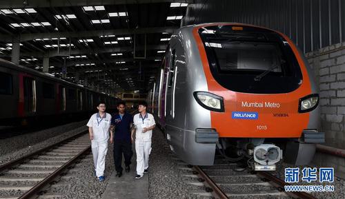 2018年6月27日，在印度孟買，中印雙方工作人員在孟買地鐵一號(hào)線車輛段工作。印度孟買地鐵一號(hào)線于2014年6月8日正式運(yùn)行，該地鐵線路車輛由中車南京浦鎮(zhèn)車輛有限公司制造。 新華社記者張迺杰攝