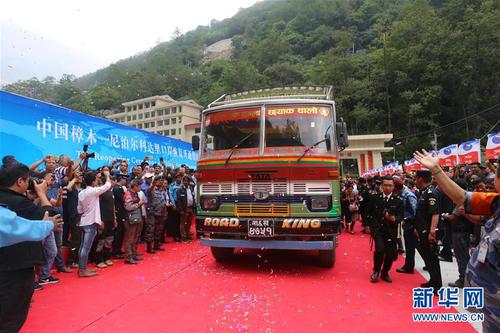 2019年5月29日，一輛尼泊爾貨車滿載貨物駛過(guò)連接中國(guó)和尼泊爾的友誼橋。 新華社記者周盛平攝