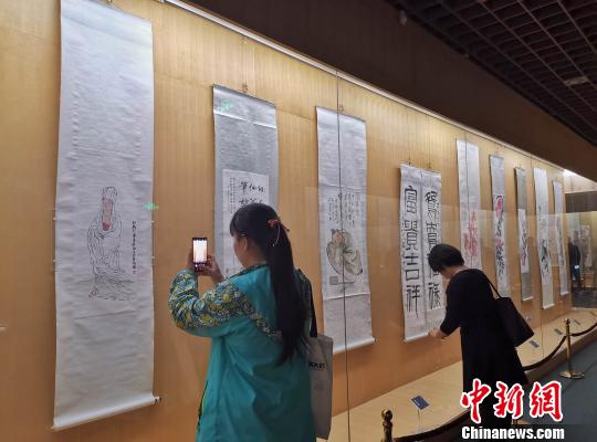 圖為觀眾走進濰坊市博物館，參觀齊白石百幅書畫作品展?！≮w曉 攝