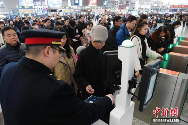 資料圖：12月12日，旅客在鐵路上海虹橋站排隊(duì)購買車票。 殷立勤 攝