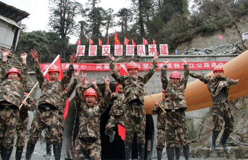 　2014年4月10日，武警交通部隊(duì)官兵慶祝高黎貢山獨(dú)龍江公路隧道貫通。