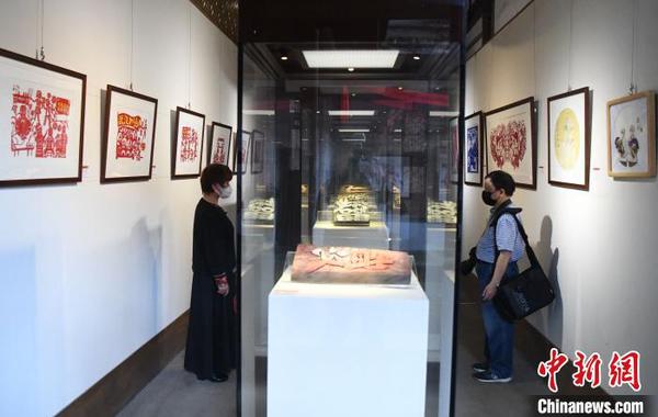 此次展覽近百件參展作品，均為福建非遺傳承人圍繞“戰(zhàn)疫”題材的用心之作?！∮浾邉⒖筛?攝