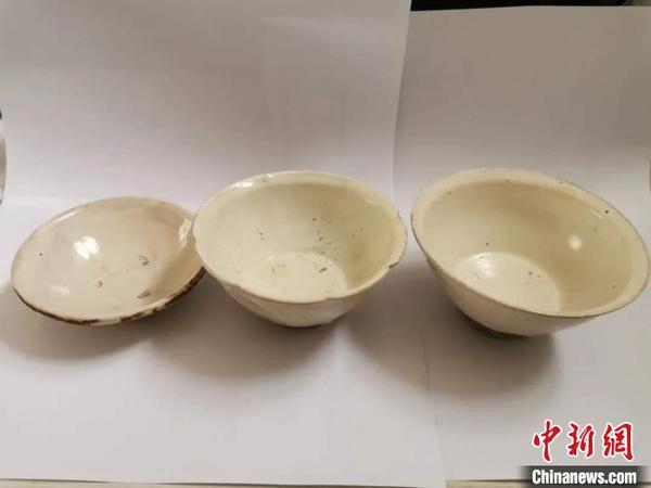 2號(hào)墓出土的3件瓷碗器型規(guī)整，做工精美，其中2件瓷碗有墨術(shù)底款，款銘為“李福”。　張鵬翔 攝