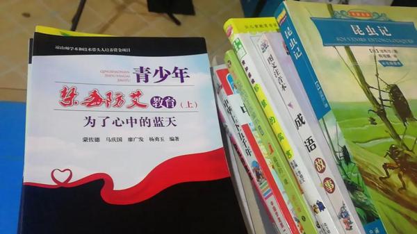 母愛圖書館捐書現(xiàn)場