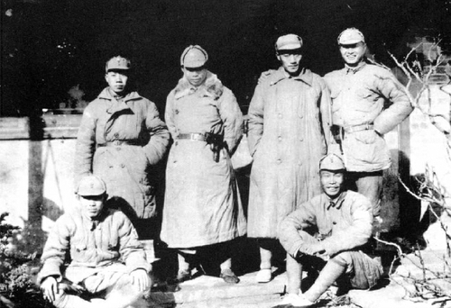 1939年12月，新四軍游擊支隊(duì)部分干部合影。后排右起：張愛萍、劉瑞龍、張震球、謝邦治