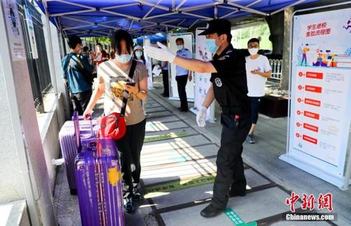 資料圖：6月8日，湖北武漢，武漢大學的返校學生進入校園。 中新社記者 張暢 攝