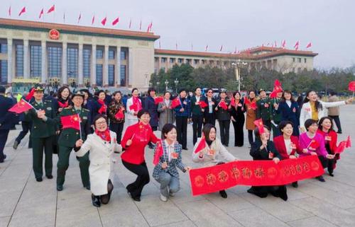 3月7日，三八婦女節(jié)即將到來，婦聯(lián)界別的委員們，會(huì)前聚集在廣場上揮動(dòng)著五星紅旗合影留念，以紀(jì)念這兩會(huì)期間的婦女節(jié)日。特邀委員記者孫太利攝影