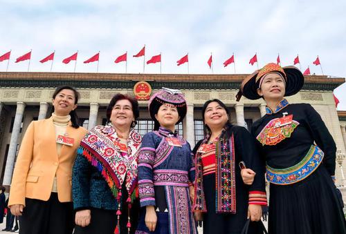 3月8日是婦女節(jié)，7日，少數(shù)民族界50組委員以飽滿的熱情來到大會堂，為民履職。 特邀委員記者 茸芭莘那攝