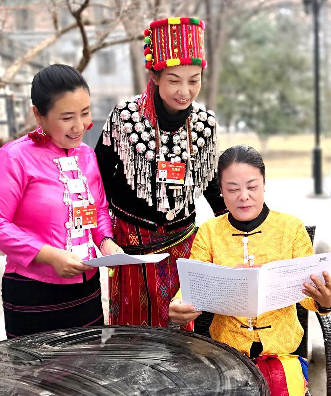 少數(shù)民族界楊艷、何慶、黃麗云三位委員（從左至右）就全國政協(xié)常委會工作報告中共同關注的話題進行交談。特邀委員記者 資艷 萍 攝