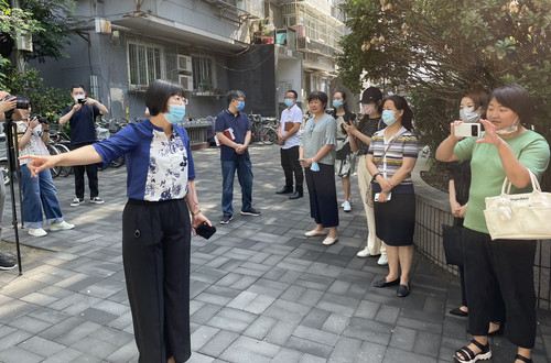 委員們實地了解社區(qū)物業(yè)管理相關工作情況