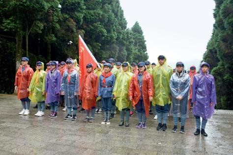 2018 年 4 月，梁安琪組織 100 名員工前往井岡山開展愛國教育