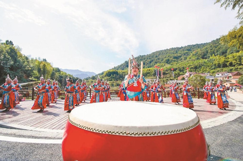 桐廬莪山婦女在以畬族“迎賓禮”迎接遠(yuǎn)方貴客，表達(dá)少數(shù)民族的熱情好客。