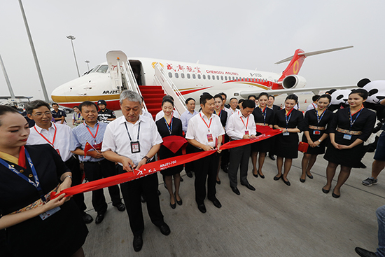 成都航空和成都機(jī)場還有中國商飛的代表為ARJ21-700首飛剪彩。